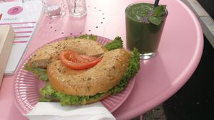 Avocado bagel and green smoothie at JUICY in Halle