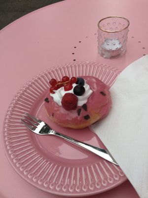 Berry donut at JUICY in Halle