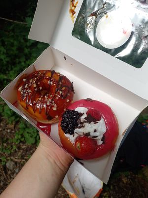 Creme brulee und berry donuts at JUICY in Halle