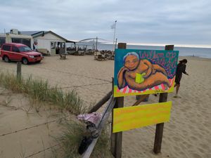 Entrance to the beach and Het Puntje at Strandtent Het Puntje in The Hague