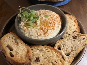 Starter hummus   at Kings Head in Richmond