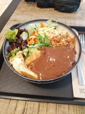 Nudel Bowl mit tofu in Hoisin Erdnuss sauce at Hungry Monkey in Ingolstadt