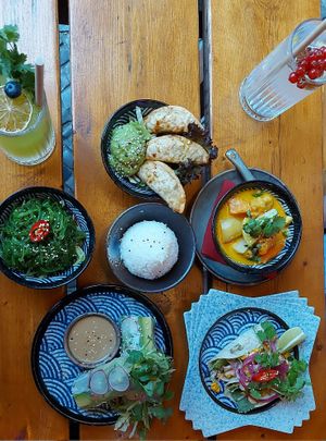 Wakame salad, dumplings with tempeh, curry, tacos, summer rolls and cocktails 🍸 😋 at Nyom in Berlin