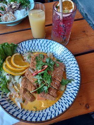 Passion fruit lemonade and vegan curry with tofu at Nyom in Berlin