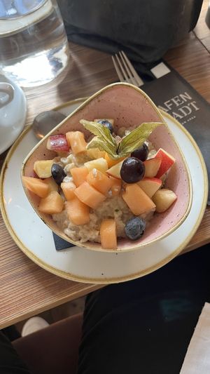 Haferporridge mit saisonalen Früchten  at Hafenstadt Urban Area in Klagenfurt