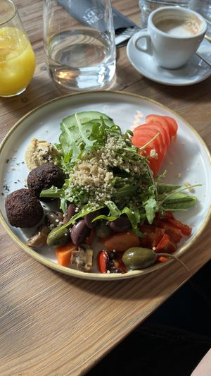 Tel Aviv Frühstück - hinten im Bild Cappucino mit Hafermilch  at Hafenstadt Urban Area in Klagenfurt