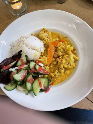 Blumenkohl-Kichererbsen-Curry mit Basmatireis  at Aha Cafe in Dresden