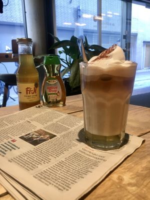 Vegan ijskoffie met gembersiroop, dubbele espresso, havermelk en plantaardige room! 🤩  at Bibliotheek Oosterschelde in Goes