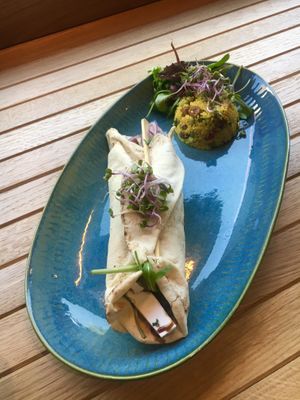 Heerlijke Arabische wrap met vegan feta, ras el hanout, couscous, rode ui, koriander, munt en rauwkost 😊😊   at Bibliotheek Oosterschelde in Goes