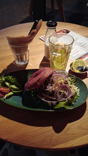 Groente bagel paars, en verse gember thee at Bibliotheek Oosterschelde in Goes