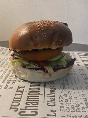 Áfonyás burger at Happy Coffee in Nagyborzsony