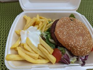 Veggieburger mit Pommes und Majo at Küsten-Räucherei Albrecht in Wittmund