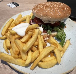 A tasty vegan burger with fries and vegan mayonnaise.   at Küsten-Räucherei Albrecht in Wittmund