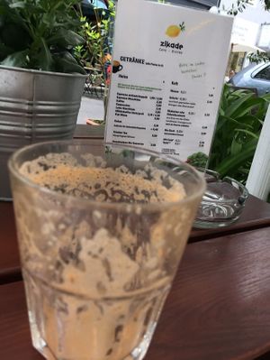 Apfel-Möhre-Saft schon ausgetrunken. 😋  at Zikade in Cologne