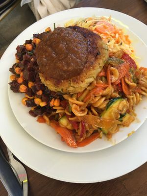 Zikade-Teller: Bratling und drei Salate  at Zikade in Cologne