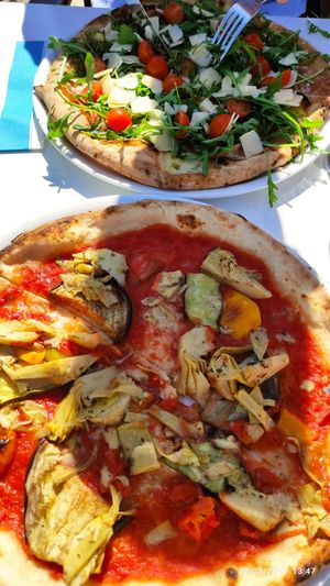 Quick stop for lunch, no soup, but at least pizza with artichokes and roasted aubergines at Le Cadillac in St-jean-cap-ferrat