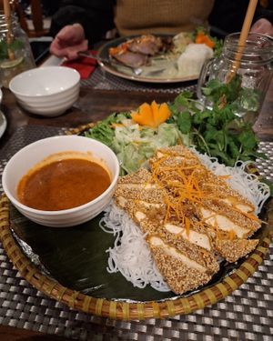 Reisnudeln mit Tofu in Sesamkruste , Erdnusssoße und Salat at Loi Xua in Speyer