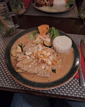 Und der Sesamtofu in Erdnusssoße mit Reis und Gemüse einfach immer wieder so gut! at Loi Xua in Speyer