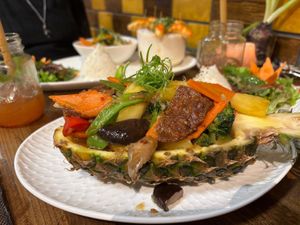 Veganes Rindfleisch in einer Ananas serviert,dazu Knoblauch Soße, Reis und Wildkräuter Salat at Loi Xua in Speyer