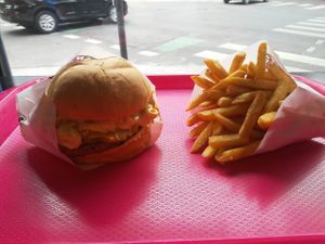 Combo do Mac and cheese not burger at VEGAN FOX in Buenos Aires