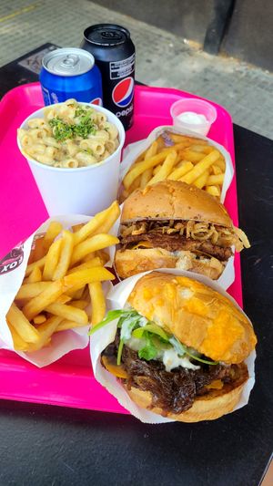 Burger, Mac&Cheese and Fries 🥰 at VEGAN FOX in Buenos Aires