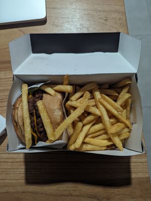 Vegan Mac con papas fritas at VEGAN FOX in Buenos Aires