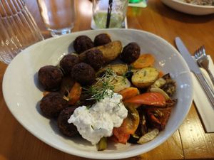Falafel mit Ofengemüse und Rosmarinkartoffeln at Wirtshaus Zum Fegerer in Aschaffenburg