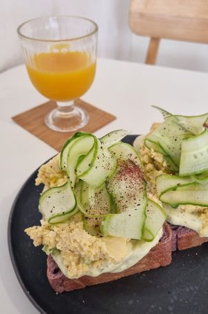 Hummus toasties with cucumber slices at Veggies - 베지스 in Seoul