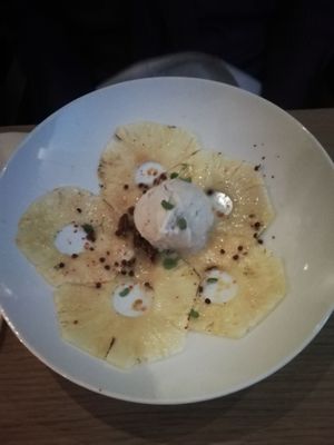Gekaramelliseerde ananascarpaccio, limoenzeste, vanille ijs at Thibeau in Nijmegen