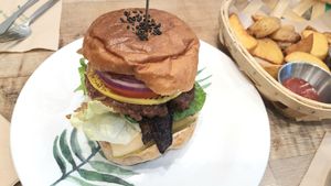 Classic vegan burger #Veganuary at Loving Hut - Yeoksam Branch 러빙헛 서울 역삼점 in Seoul