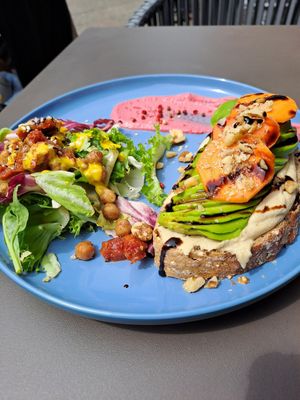 Avocado explosion at Fräulein Nimmersatt in Berlin