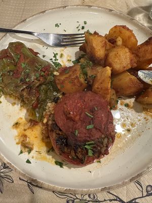 Gefüllte Paprika & Tomate mit Kartoffeln  at Trilogia in Rhodes