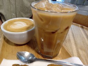 'Iced vanilla soy latte' at Tartoer in Antwerpen
