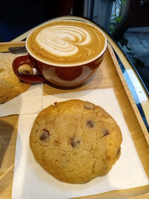 Flat white and chocolate chip cookie at Tartoer in Antwerpen
