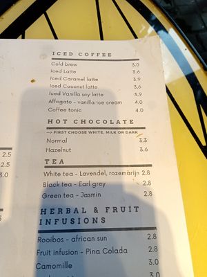 Iced coffee, hot chocolate and tea menu at Tartoer in Antwerpen