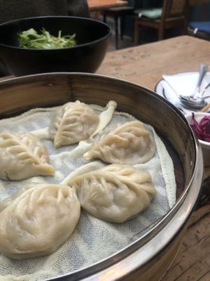 Vegane Momos (mit Sauce)  at DOWN to EARTH Noodles in Cologne