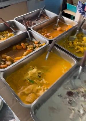 Number of hot dishes with tofu, soy textured protein and mushrooms at Shukiat Jaymart - ชูเกียรติเจมาร์ท in Takua Pa