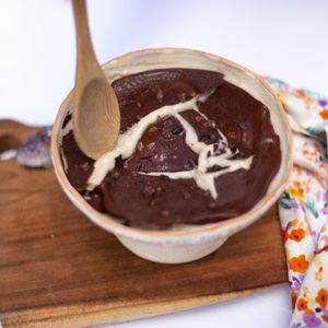 Smoothie Bowl
I AM POWER 170
Topping cacao nibs

Covered in chocolate that when you break it you will find a soft combination of coconut and banana that you will love
 at Prana Café in Cancun