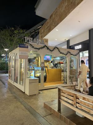 Shop  at Prana Café in Cancun