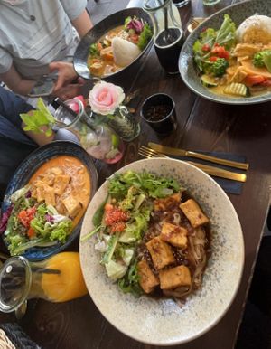 Im Vordergrund: Vegane Pho Soja, anderen Gerichte nicht vegan   at An Nam in Koblenz