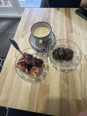 Chilli chocolate biscuits & apple & dewberry cake   at OÜ Veganurk in Rakvere