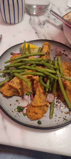 Pedí esta opción Vegana es una masa de lentejas sin sabor y con judías crudas. No repetiría. at Kouj in Bayonne