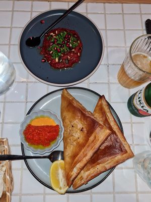 Houmous betterave et boureks champignons - beet houmous and mushrooms boureks at Kouj in Bayonne