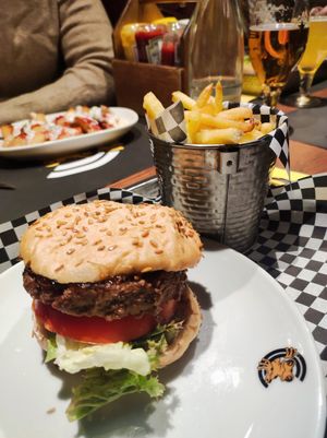 Hamburguesa at Croak's in Roses