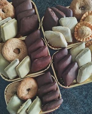 Mostaccioli classici e al cioccolato bianco e roccocò  at La Pasticceria Vegana in Baronissi