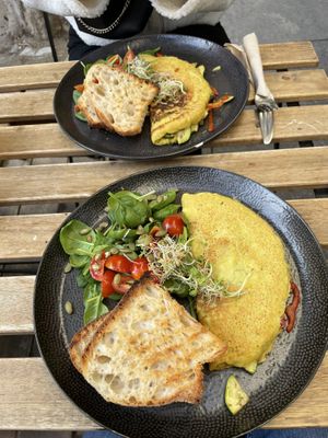 Vegane Omelettes mit Gemüse, getosten Brot und Salat   at Linka in Budapest