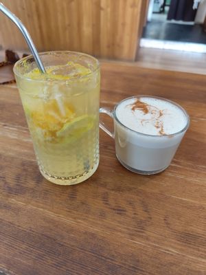 Lemonade and chai latte with oat milk at Linka in Budapest