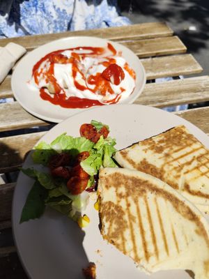 Vegan breakfast sandwich with chilli sin carne at Linka in Budapest