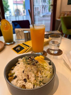 Curry & fresh orange juice at BUNT Bistro in Cluj-napoca