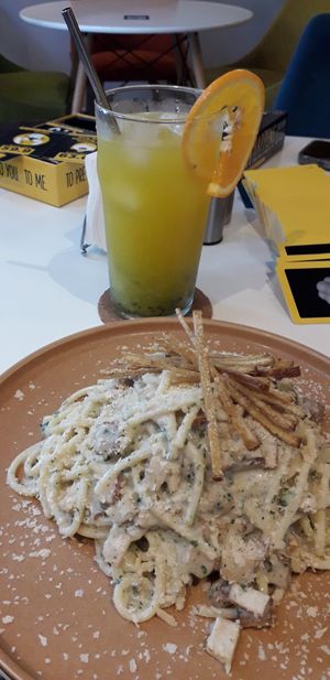 Vegan carbonara & lemonade at BUNT Bistro in Cluj-napoca